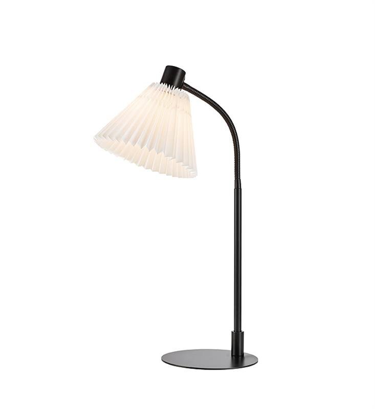 Lampa biurkowa z czarną podstawą i elastycznym ramieniem, zakończona białym, plisowanym kloszem.