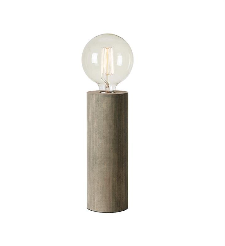 Lampa stołowa z przezroczystą żarówką na cylindrycznej podstawie w kolorze drewna, umieszczona na białym tle.