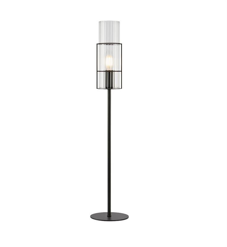 Lampa wisząca z ciemnym, szklanym kloszem i czarnym przewodem, zawieszona na czarnym mocowaniu sufitowym.