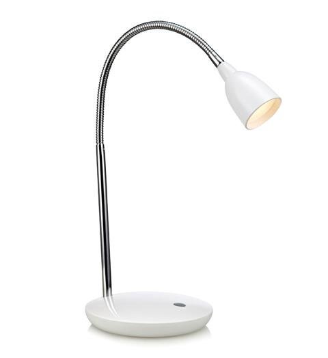 Lampa biurkowa z elastycznym ramieniem i białym kloszem na okrągłej podstawie, umieszczona na białym tle.