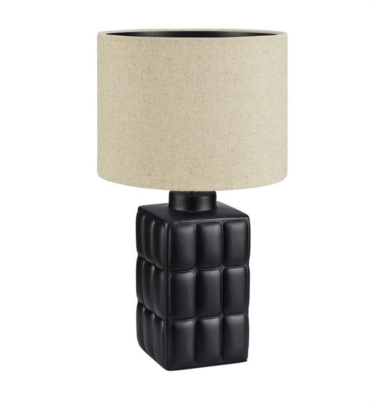 Duża lampa stołowa z czarną, pikowaną podstawą i beżowym abażurem.