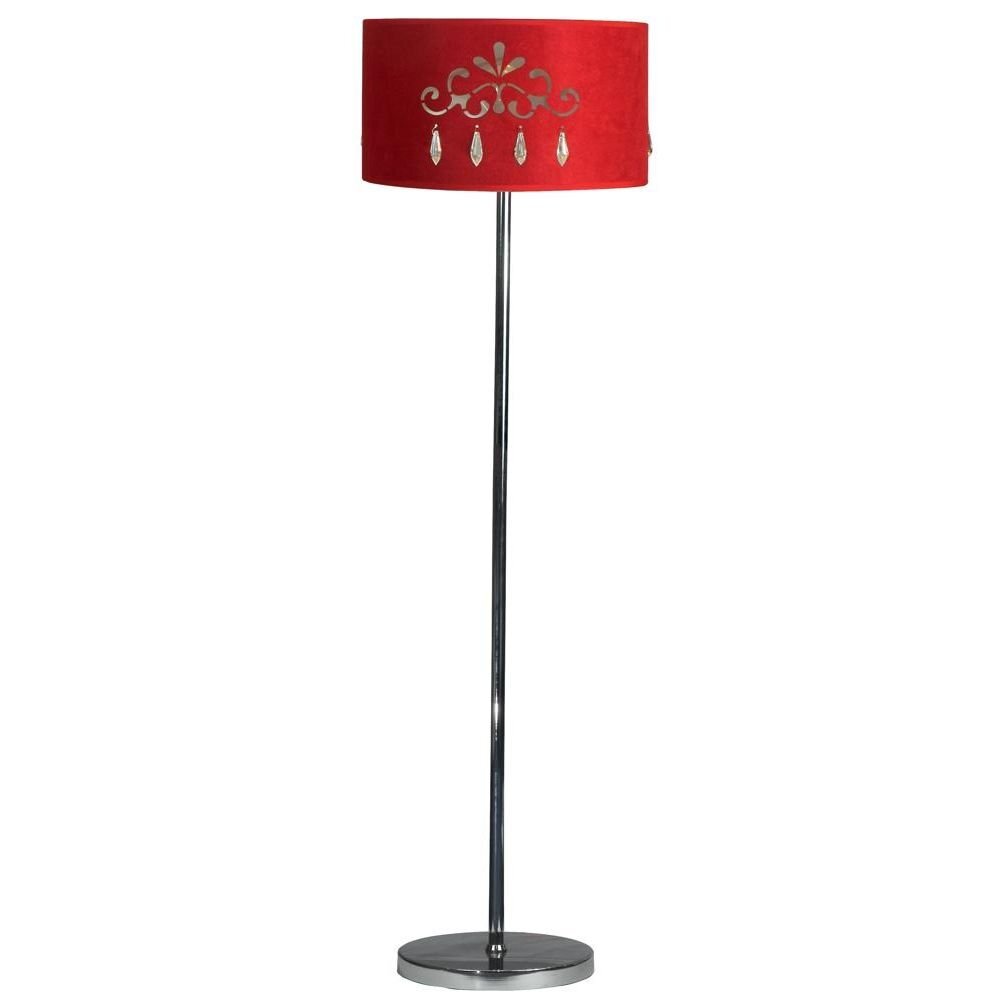 Lampa podłogowa z czerwonym abażurem ozdobionym wzorem i wiszącymi kryształkami, na metalowej podstawie.