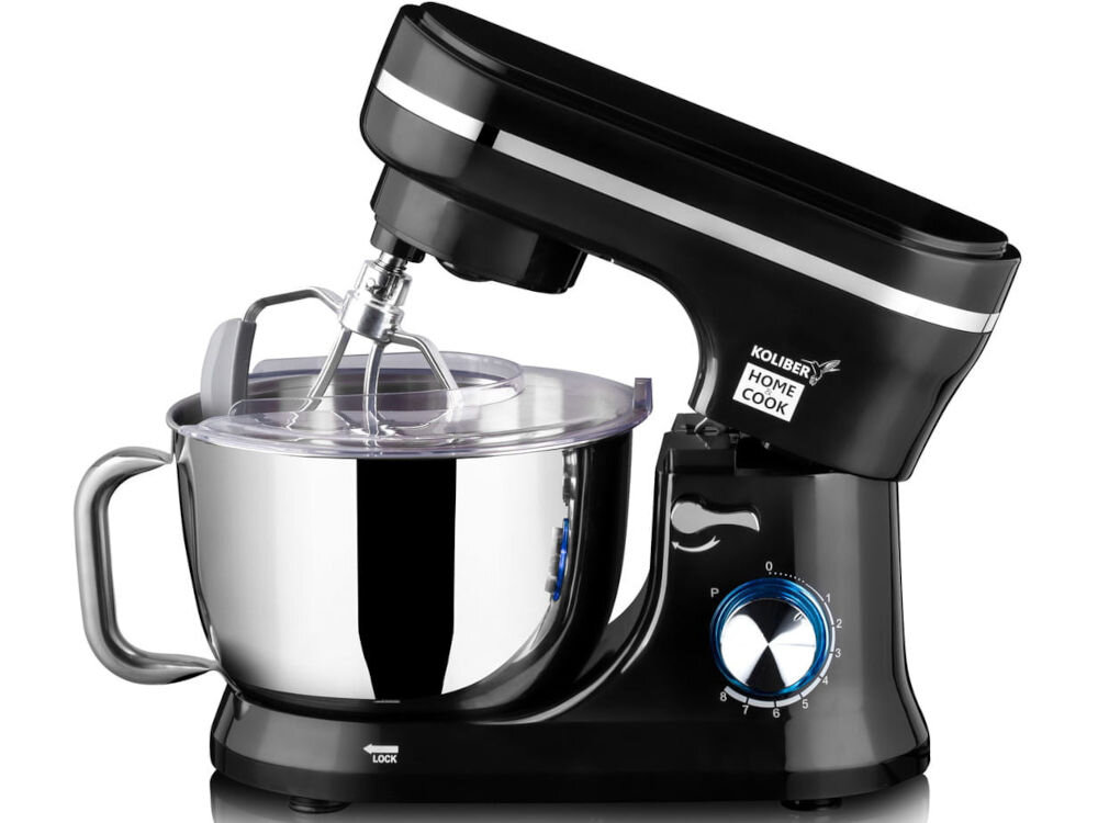 Czarny robot kuchenny planetarny z metalową misą i przezroczystą pokrywą. Na obudowie widoczne jest logo \'KOLIBER HOME COOK\' oraz pokrętło z oznaczeniami prędkości od 1 do 6.