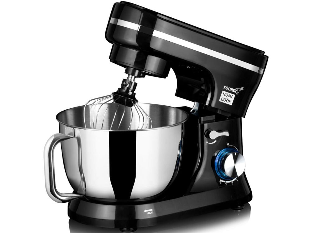 Czarny robot kuchenny planetarny z metalową misą i trzepaczką. Na obudowie widoczne jest logo \'KOLIBER HOME COOK\'.