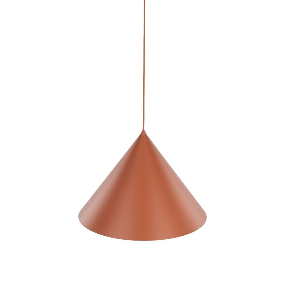 Lampa wisząca w kształcie stożka o ceglastym kolorze, zawieszona na cienkim przewodzie.