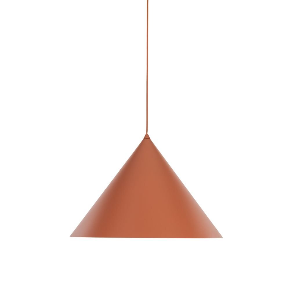 Lampa wisząca w kształcie stożka o ceglastym kolorze, zawieszona na cienkim przewodzie. Powierzchnia lampy jest gładka i jednolita.