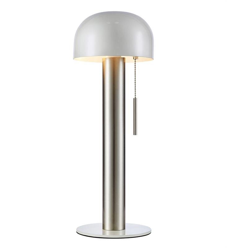 Lampa stołowa z metalową podstawą i białym, półkulistym kloszem, wyposażona w łańcuszek do włączania światła.