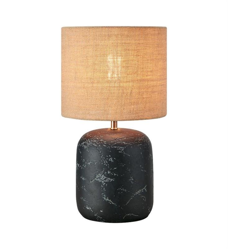 Lampa stołowa z cylindrycznym abażurem w kolorze beżowym i ciemną, marmurkową podstawą. Elegancki design nadaje się do wnętrz biurowych i domowych.