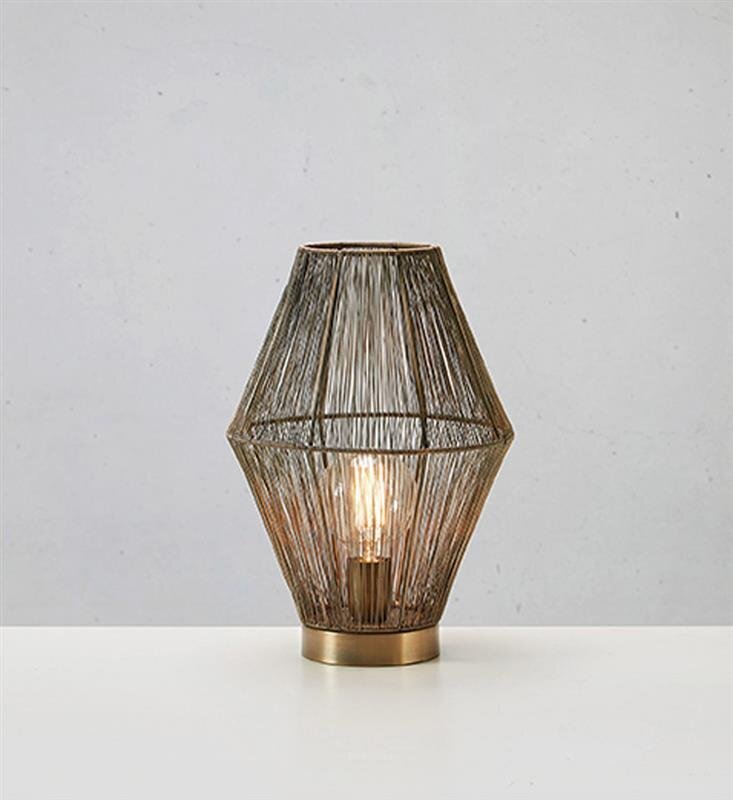 Lampa stołowa o nowoczesnym designie z metalowym kloszem w kształcie diamentu, umieszczona na jasnym tle.