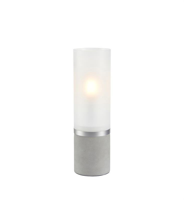 Lampa stołowa z cylindrycznym, matowym kloszem i podstawą w kolorze szarym, emitująca ciepłe światło.