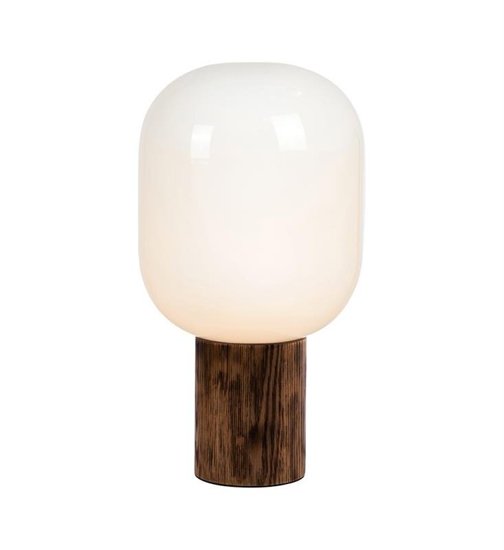 Lampa stołowa z białym, zaokrąglonym kloszem i cylindryczną, drewnianą podstawą.