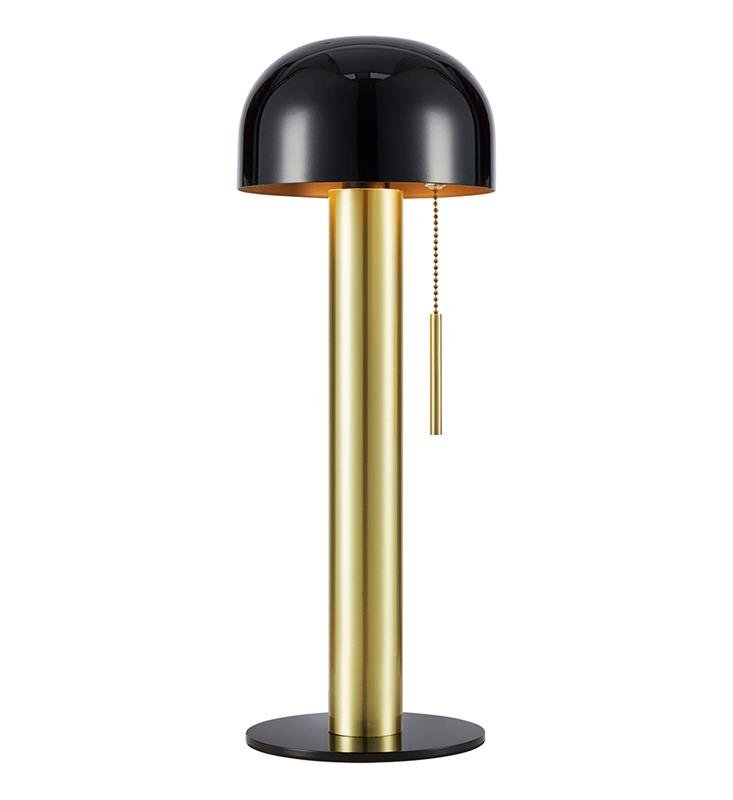 Lampa stołowa z czarnym, półokrągłym kloszem i złotą podstawą oraz łańcuszkiem do włączania.