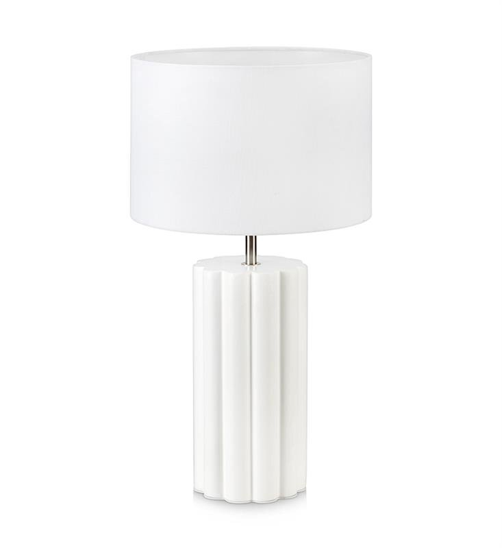 Biała lampa stołowa o cylindrycznym kształcie z żebrowaną podstawą i gładkim abażurem, umieszczona na neutralnym tle.