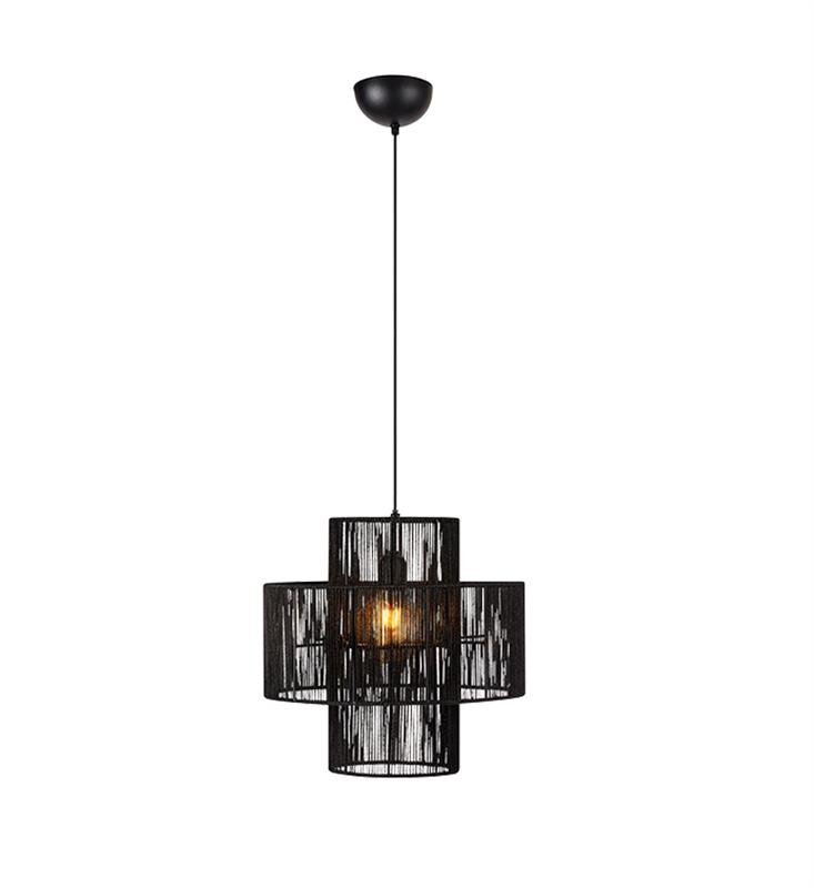 Czarna lampa wisząca złożona z kilku cylindrycznych elementów, z widoczną żarówką wewnątrz. Lampa zawieszona jest na cienkim przewodzie z czarną podsufitką.