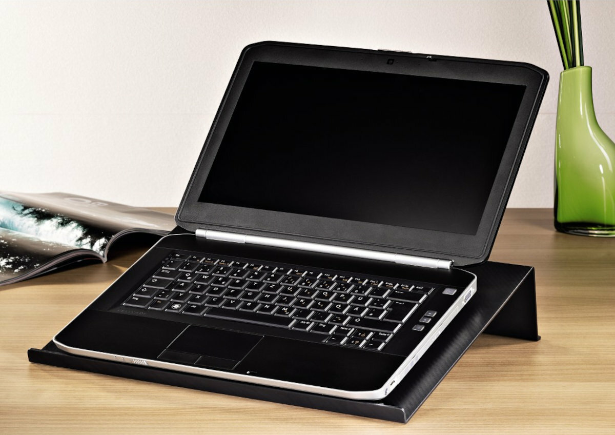 HAMA-podstawka-carbonoptik-lifestyle1