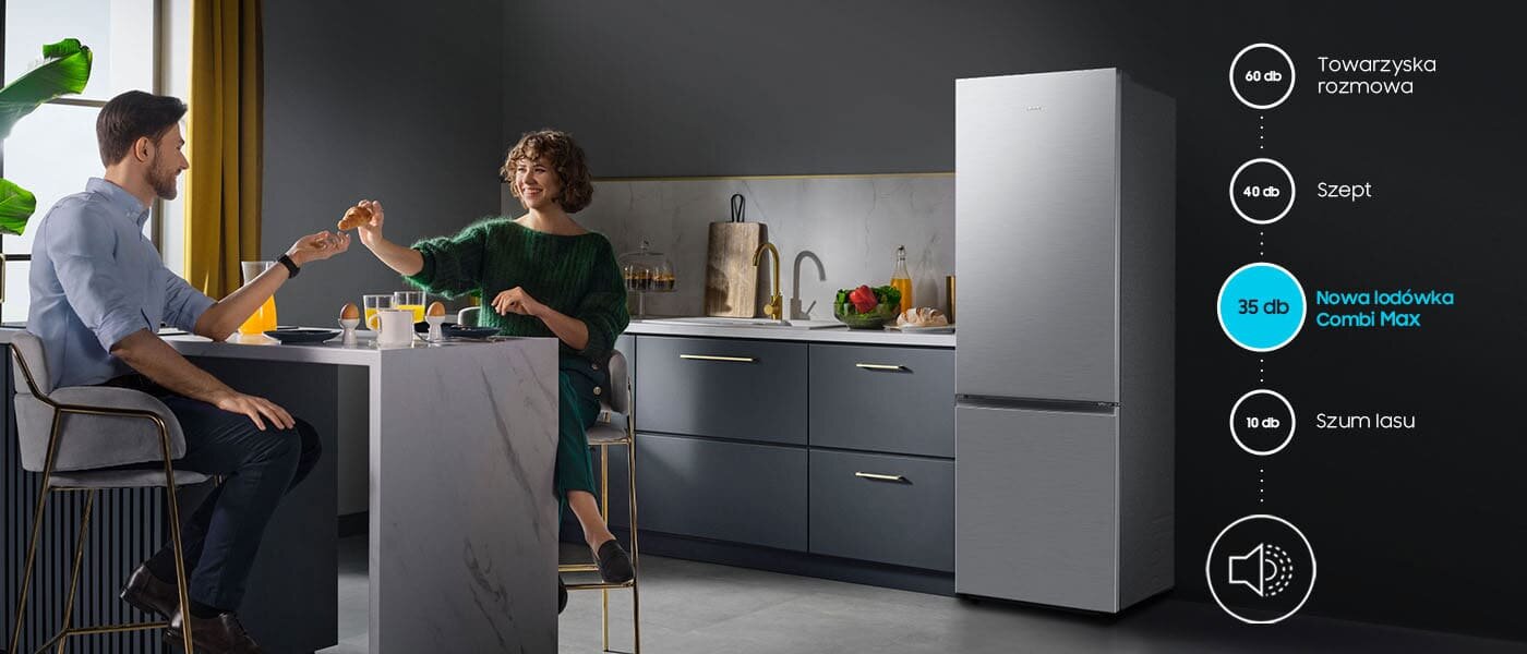 W kuchni znajduje się lodówka o nowoczesnym designie, obok której siedzą dwie osoby przy wyspie kuchennej. Na obrazie widoczny jest tekst: \'60 dB Towarzyska rozmowa, 40 dB Szept, 35 dB Nowa lodówka Combi Max, 10 dB Szum lasu\'.