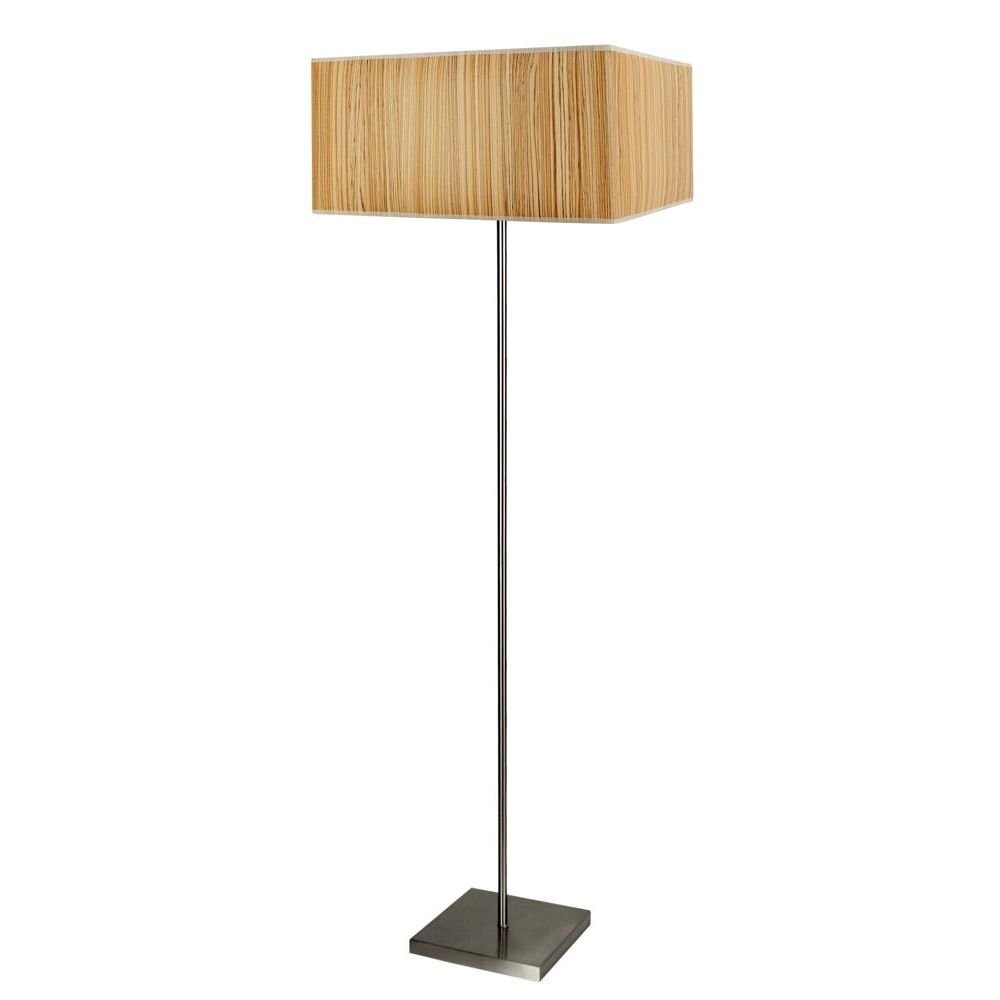 Lampa podłogowa z prostokątnym, drewnianym abażurem i metalową podstawą na białym tle.