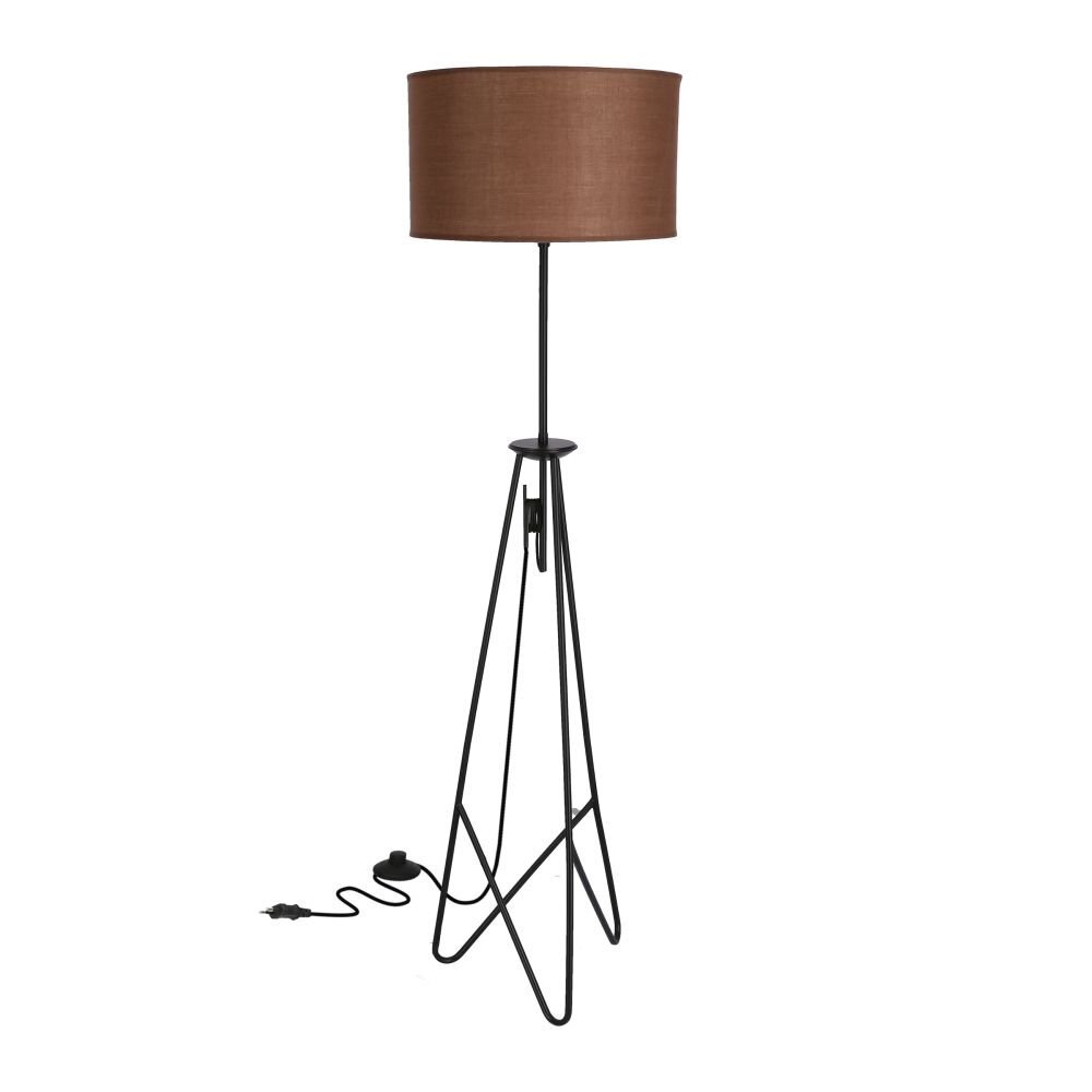 Lampa podłogowa z brązowym abażurem i czarną metalową podstawą w kształcie trójnogu, z widocznym przewodem zasilającym.
