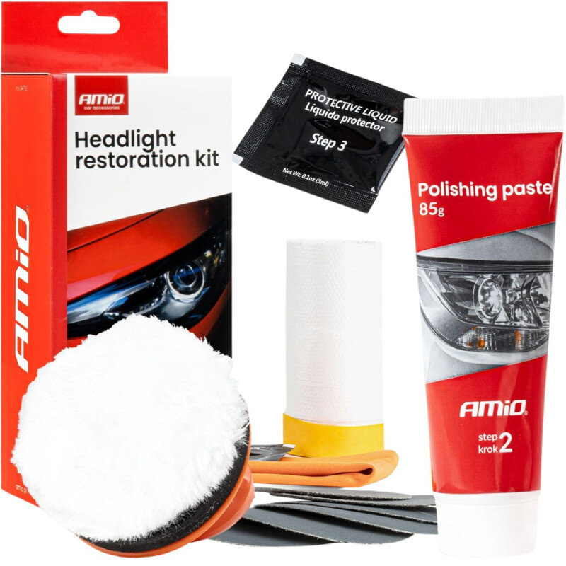 Zestaw do polerowania reflektorów składający się z opakowania z napisem \'AMiO car accessories Headlight restoration kit\', tubki z napisem \'Polishing paste 85g AMiO step krok 2\', saszetki z napisem \'PROTECTIVE LIQUID Liquid protector Step 3\', oraz innych akcesoriów.