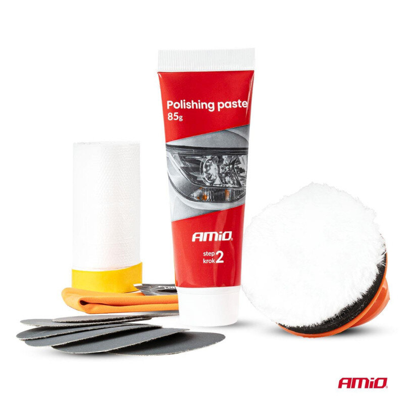Zestaw do polerowania reflektorów, w skład którego wchodzi tubka pasty polerskiej z napisem \'Polishing paste 85g AMiO step krok 2\', kilka arkuszy papieru ściernego, biały pad polerski oraz inne akcesoria. Logo \'AMiO\' widoczne jest na tubce oraz w prawym dolnym rogu zdjęcia.