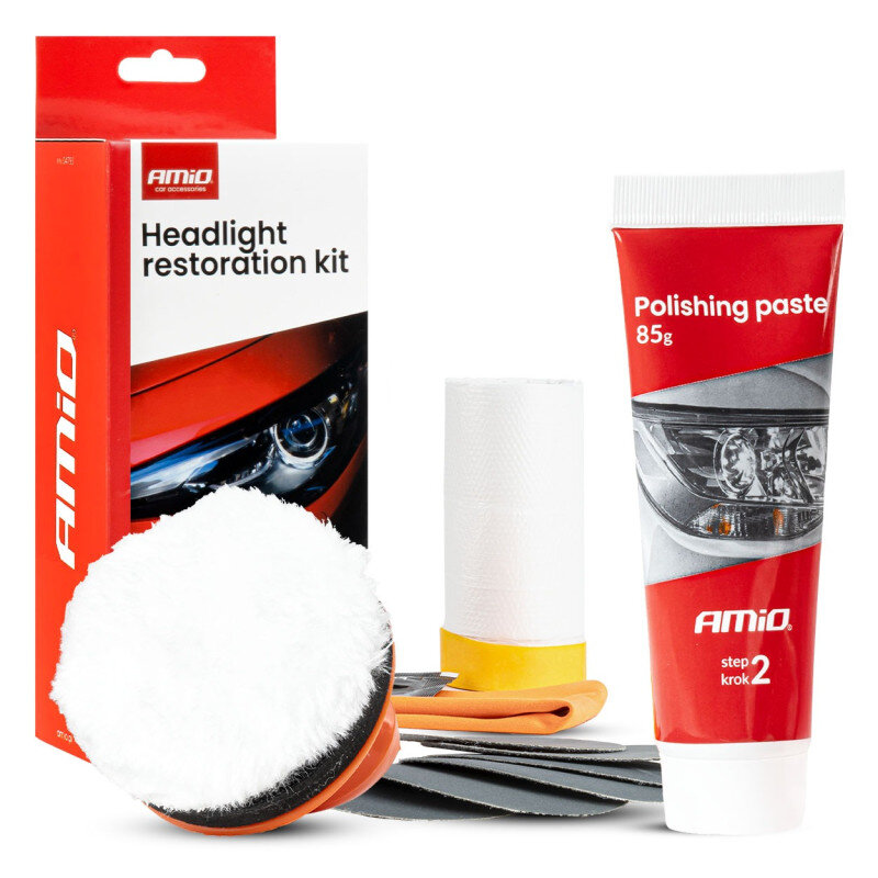 Na obrazie znajduje się zestaw do renowacji reflektorów, w skład którego wchodzi opakowanie z napisem \'AMiO Headlight restoration kit\', tubka z pastą polerską \'Polishing paste 85g step krok 2\', biały pad polerski oraz kilka arkuszy papieru ściernego. Widoczne jest logo \'AMiO\'.