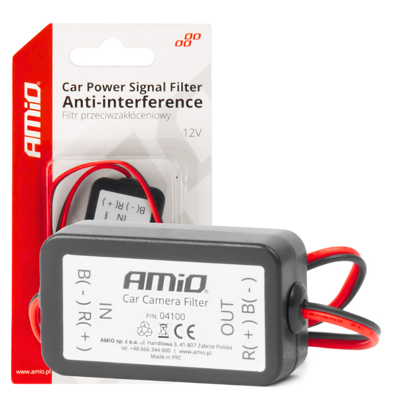 Na zdjęciu znajduje się filtr przeciwzakłóceniowy AMiO samochodowy, z widocznym opakowaniem i etykietą z napisem \'Car Power Signal Filter Anti-interference Filtr przeciwzakłóceniowy 12V\'. Produkt ma czarne obudowy z czerwonymi przewodami oraz widoczne logo \'AMiO\' na etykiecie.