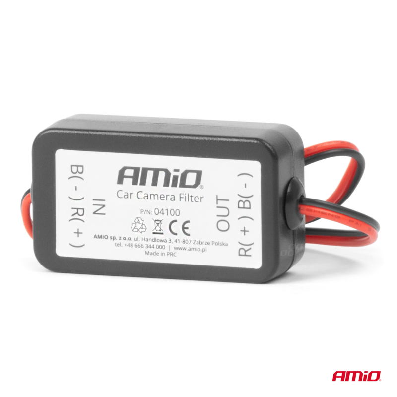 Na obrazie widoczny jest czarny filtr samochodowy z białą etykietą, na której znajduje się napis \'AMiO Car Camera Filter\' oraz informacje techniczne. Z urządzenia wychodzą czerwone i czarne przewody, a w prawym dolnym rogu widoczne jest logo AMiO.
