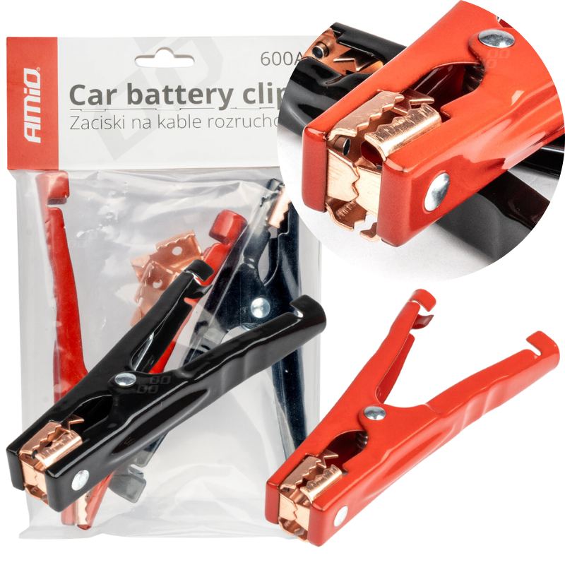 Zdjęcie przedstawia zaciski do kabli rozruchowych w kolorach czarnym i czerwonym, zapakowane w przezroczystą torbę z etykietą \'AMiO Car battery clips 600A Zaciski na kable rozruchowe\'.
