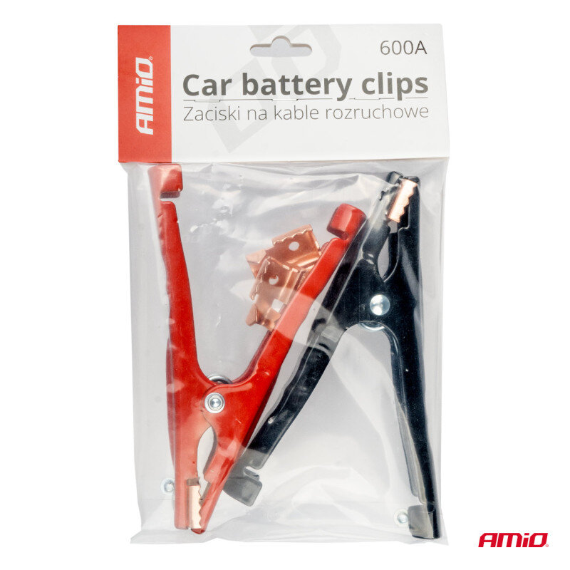 Opakowanie zawiera dwa zaciski do kabli rozruchowych, jeden czerwony i jeden czarny. Na opakowaniu widnieje tekst: \'AMiO Car battery clips Zaciski na kable rozruchowe 600A\'.