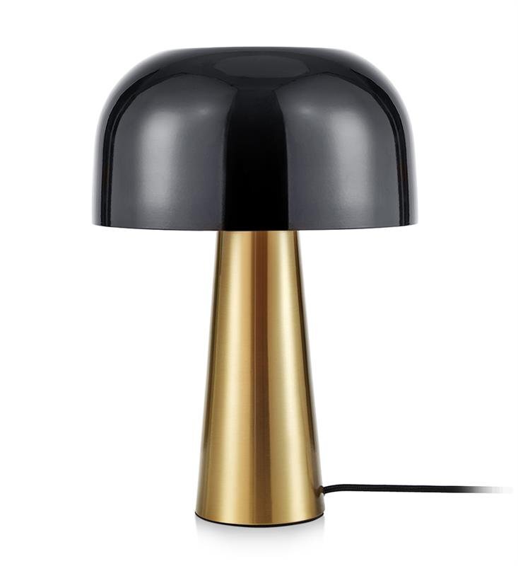 Lampa stołowa z czarnym, półokrągłym kloszem i złotą, stożkową podstawą, z widocznym czarnym przewodem zasilającym.