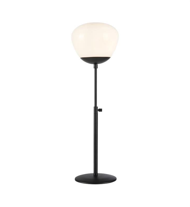 Lampa stołowa z białym kloszem i czarną podstawą na neutralnym tle.