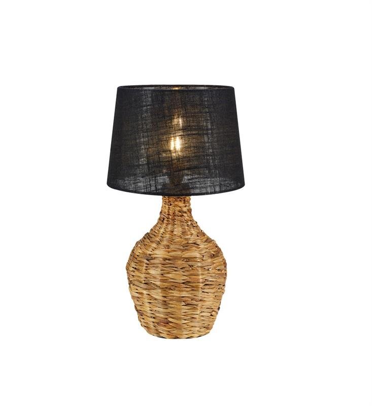 Lampa stołowa z plecioną podstawą w naturalnym kolorze i czarnym abażurem, widoczna na białym tle.