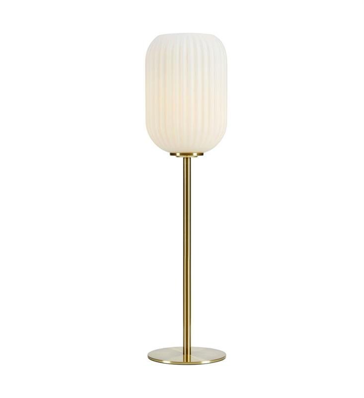 Lampa stołowa z białym, żebrowanym kloszem i złotą podstawą na neutralnym tle.
