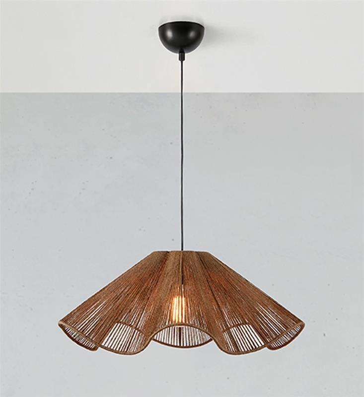 Lampa wisząca z brązowym, ażurowym kloszem wisi na czarnym kablu przymocowanym do sufitu. Tło jest jednolite i jasne.