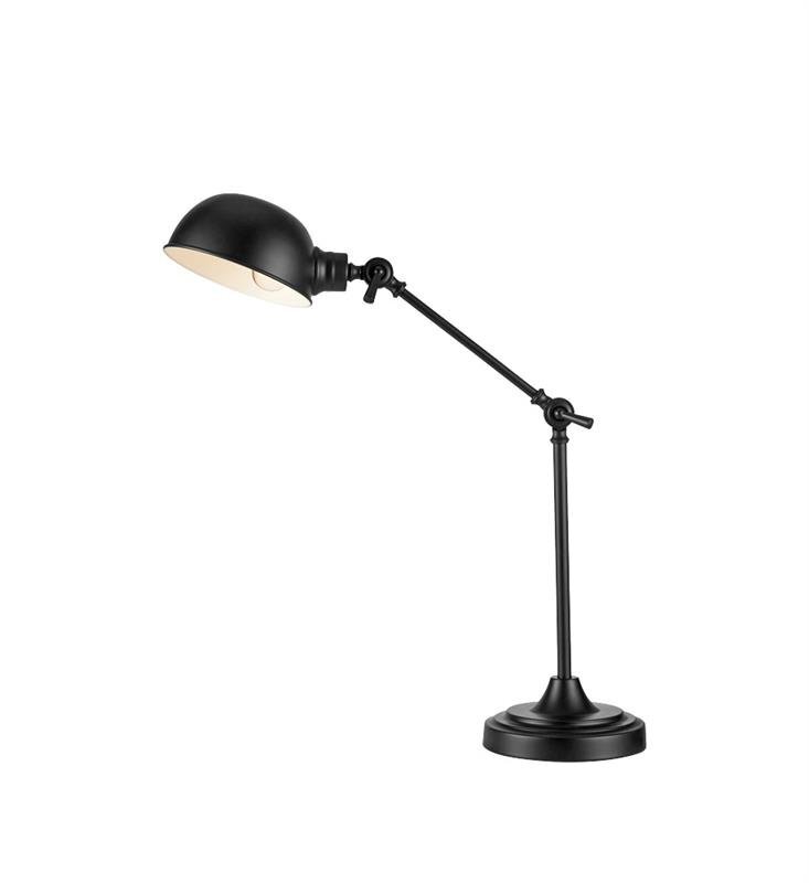 Czarna lampa biurkowa z regulowanym wysięgnikiem i okrągłą podstawą. Klosz lampy jest półokrągły i skierowany w dół.