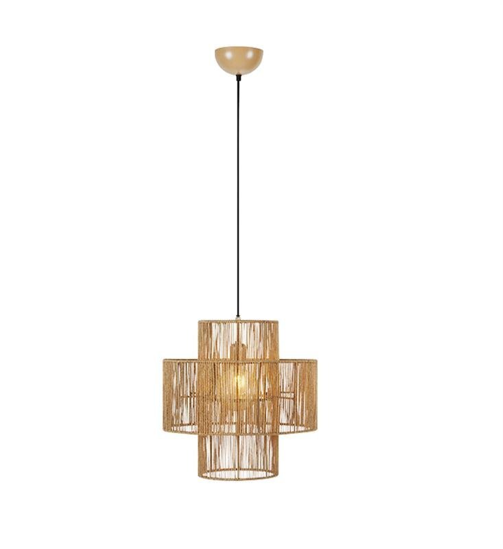 Lampa wisząca złożona z kilku cylindrycznych elementów wykonanych z plecionki, zawieszona na czarnym przewodzie. Światło widoczne jest przez ażurową strukturę klosza.