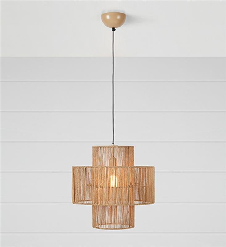 Lampa wisząca z plecionym abażurem w kształcie krzyża, zawieszona na czarnym kablu, na tle białej ściany z poziomymi panelami.