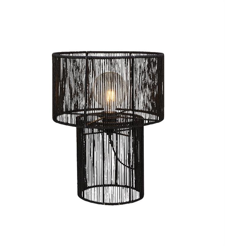 Czarna lampa stołowa z ażurowym kloszem, przez który widać żarówkę. Konstrukcja lampy jest cylindryczna i wykonana z cienkich prętów.