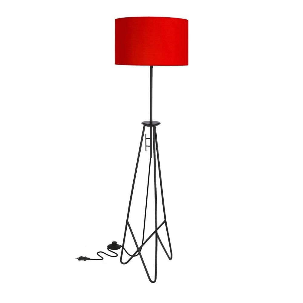 Czarna lampa podłogowa z czerwonym abażurem na trójnogu, z widocznym przewodem zasilającym i wtyczką na białym tle.