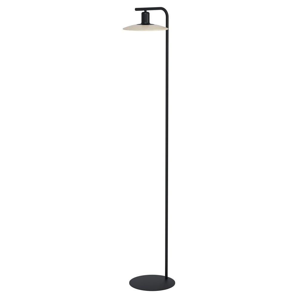 Lampa podłogowa o smukłej, czarnej konstrukcji z okrągłym kloszem w jasnym kolorze, ustawiona na białym tle.