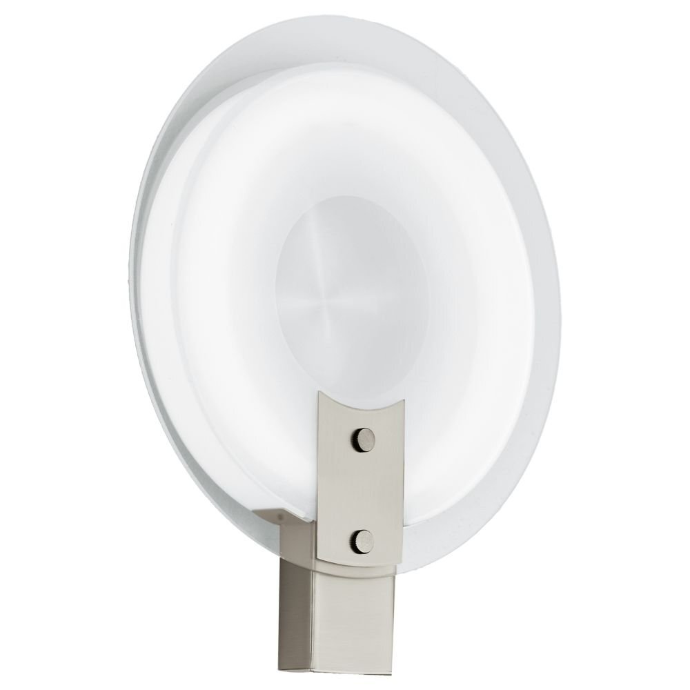 Lampa ścienna o nowoczesnym designie, z okrągłym, białym kloszem i metalowym uchwytem w kolorze srebrnym.