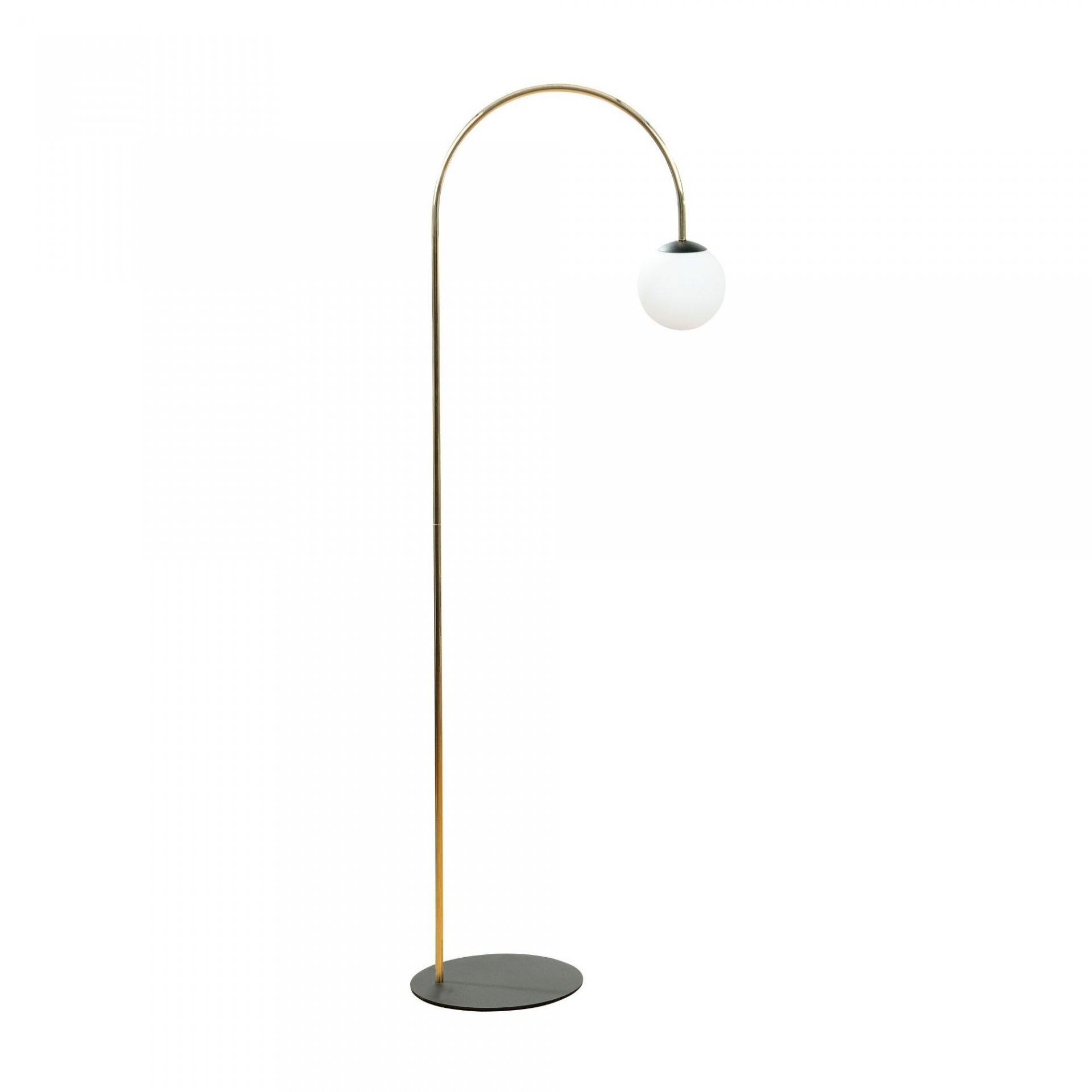 Lampa podłogowa z łukowym ramieniem i okrągłym kloszem w kolorze białym, osadzona na okrągłej podstawie. Konstrukcja lampy jest w kolorze złotym.