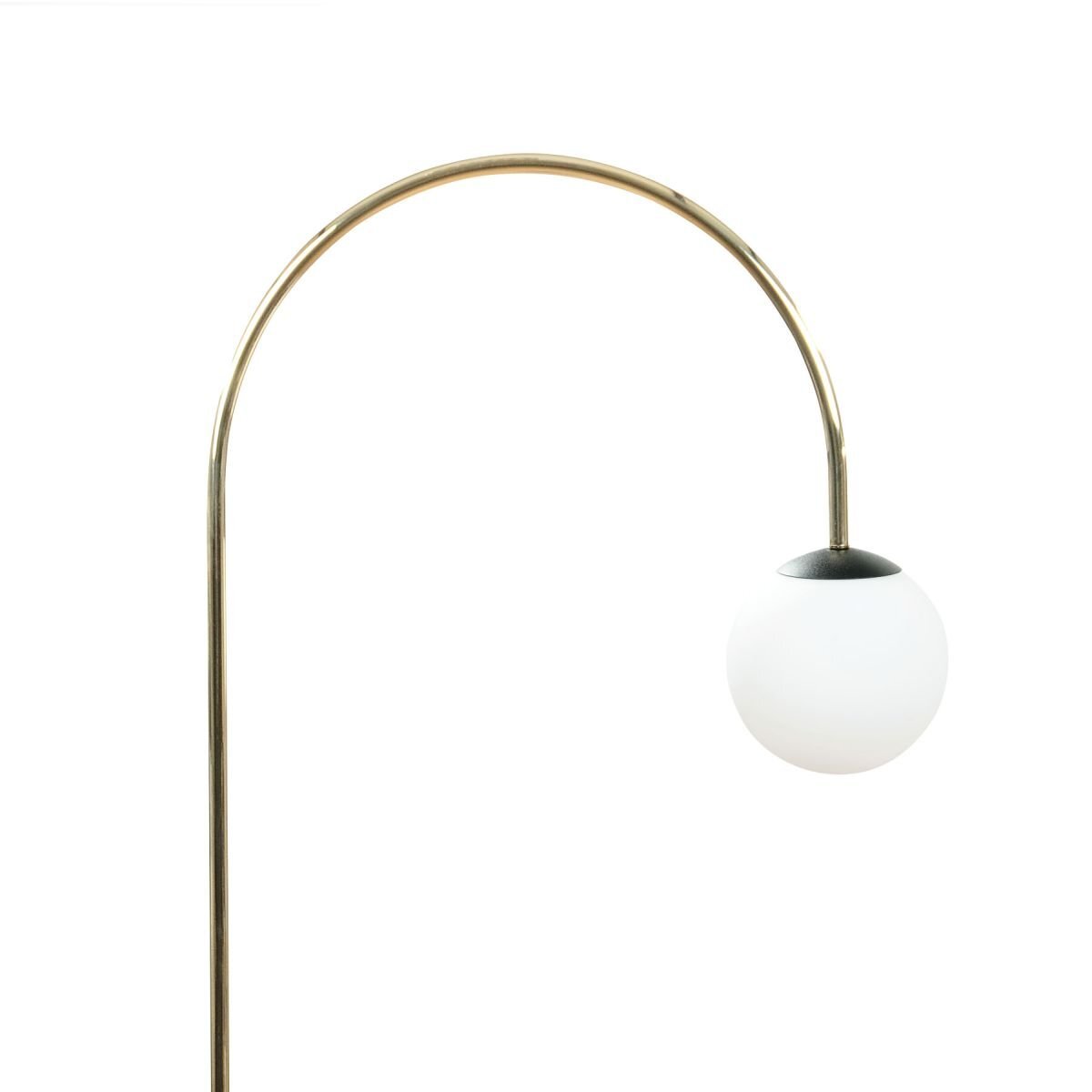Lampa podłogowa z łukowym ramieniem w kolorze złotym, zakończona białym, kulistym kloszem.