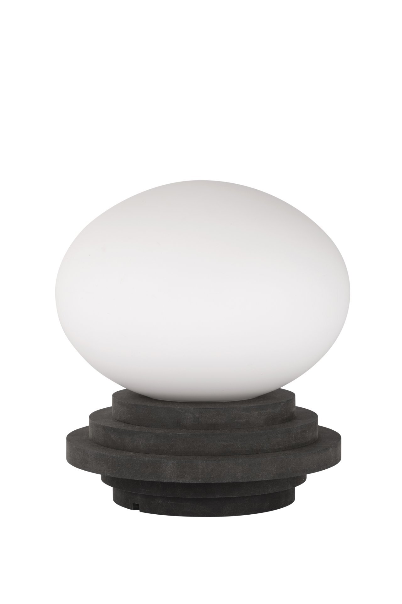 Lampa stołowa nocna z białym, kulistym kloszem na ciemnej, wielowarstwowej podstawie. Produkt znajduje się na jednolitym, białym tle.