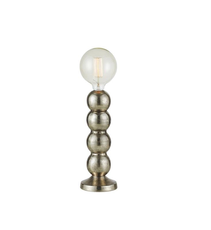Lampa stołowa z metalową podstawą składającą się z kilku kulistych segmentów i przezroczystą żarówką na szczycie.