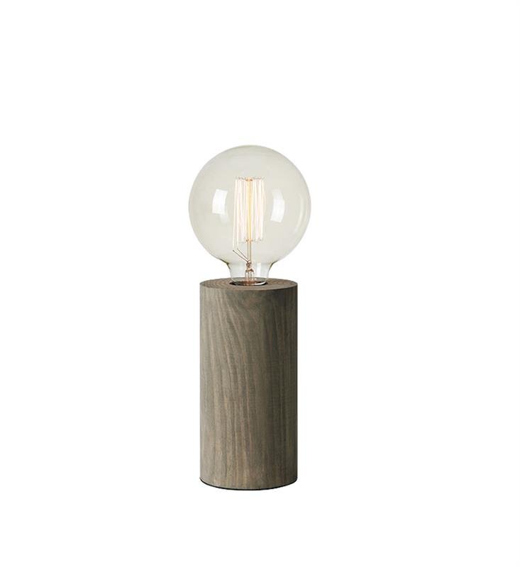 Lampa stołowa z przezroczystą żarówką na cylindrycznej, drewnianej podstawie, umieszczona na białym tle.