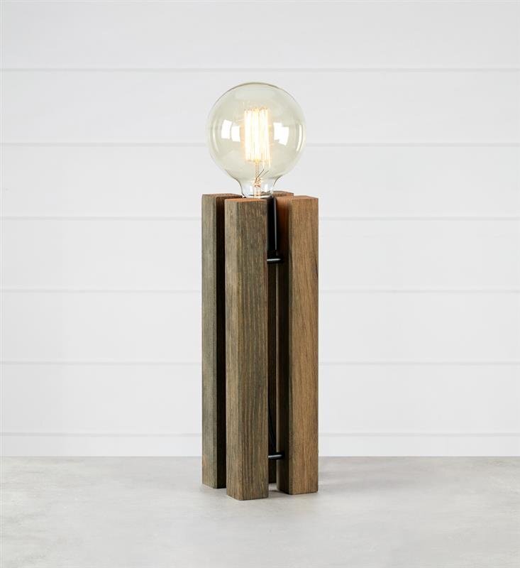 Lampa stołowa z drewnianą podstawą i żarówką w stylu retro, umieszczona na jasnym tle.