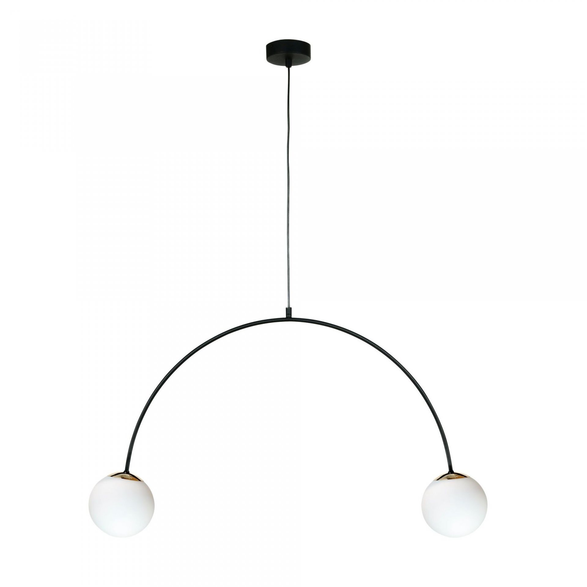 Lampa wisząca z czarnym, łukowatym ramieniem i dwoma białymi, kulistymi kloszami na końcach. Lampa jest zawieszona na cienkim przewodzie z czarną podsufitką.