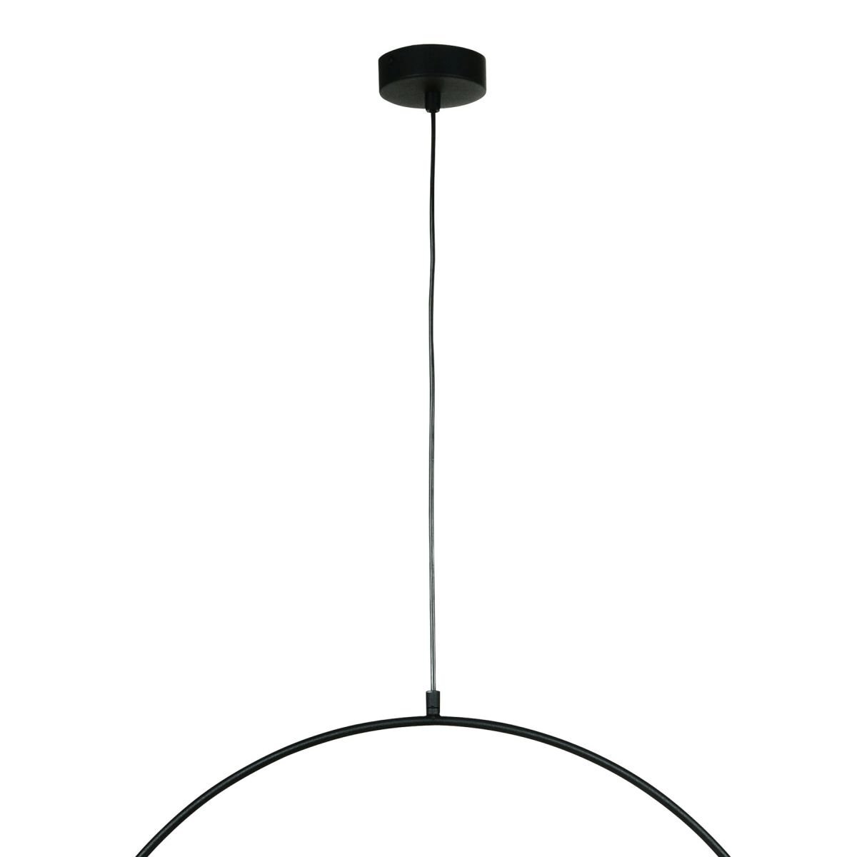 Czarna lampa wisząca z okrągłym kloszem i cienkim przewodem, zawieszona na białym tle.