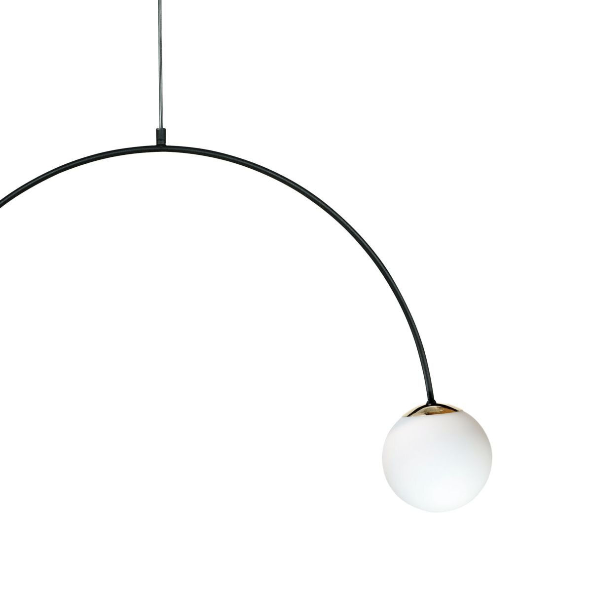 Na obrazie widoczna jest lampa wisząca z czarnym, łukowatym ramieniem i białym, kulistym kloszem. Lampa jest zawieszona na cienkim przewodzie.